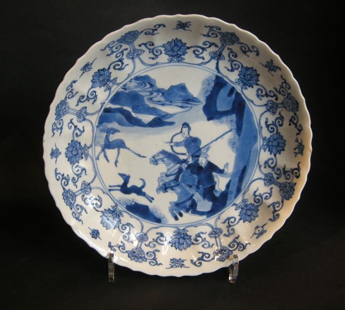 Dish porcelain blue and white decorated with hunting scene -  Kangxi period | MasterArt